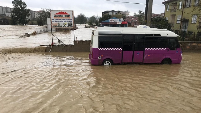 Sakarya ve Kocaeli'de sağanak yağış sele yol açtı